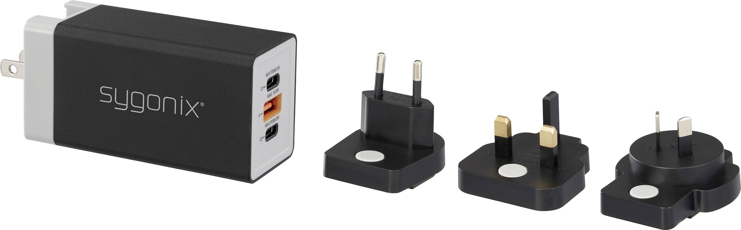 Černá a stříbrná USB nabíječka se třemi různými síťovými adaptéry pro evropské, britské a australské zásuvky.