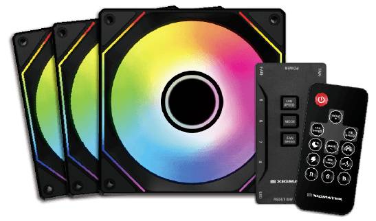 Tři RGB počítačové chladicí ventilátory s výraznými barvami, spolu s řídící jednotkou a dálkovým ovladačem, používané pro nastavení rychlosti ventilátorů a LED osvětlení.