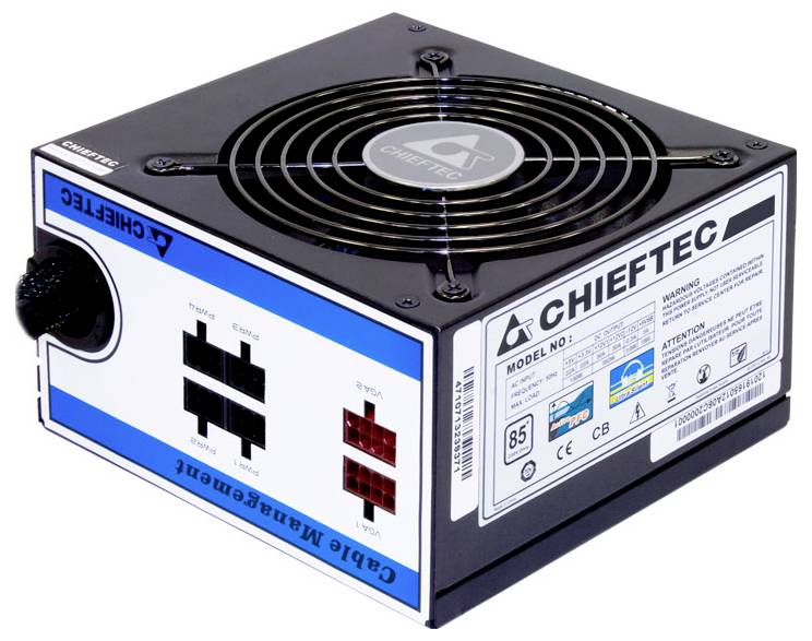 Počítačový zdroj s velkým ventilátorem nahoře, označený štítkem 'CHIEFTEC'. Má různé porty pro správu kabeláže a specifikace na boku.