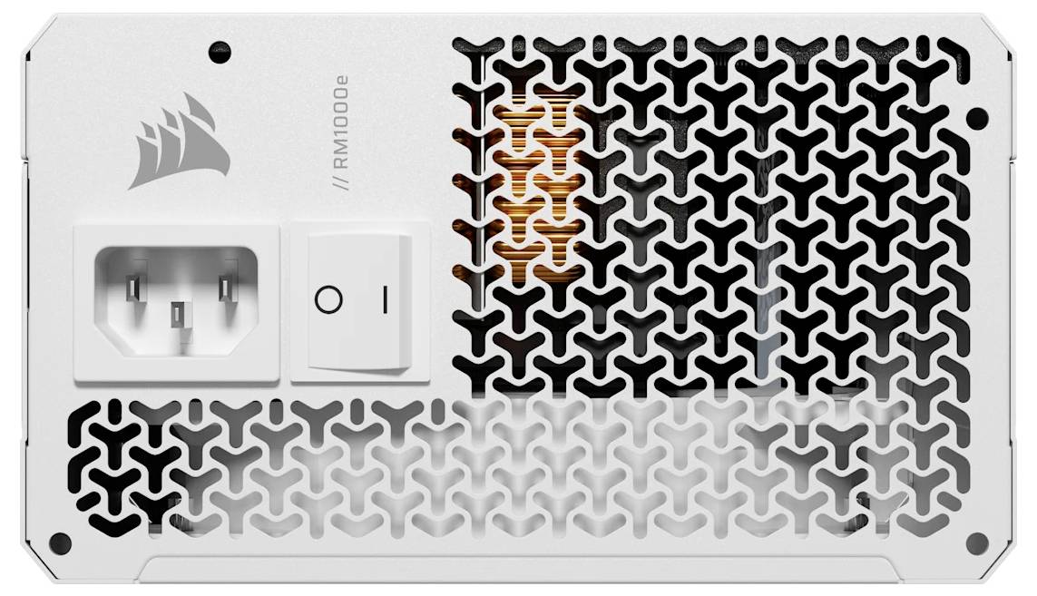 Detailní záběr napájecího zdroje Corsair RM1000e s pohledem na jeho mřížkový design, vypínač a napájecí zásuvku.