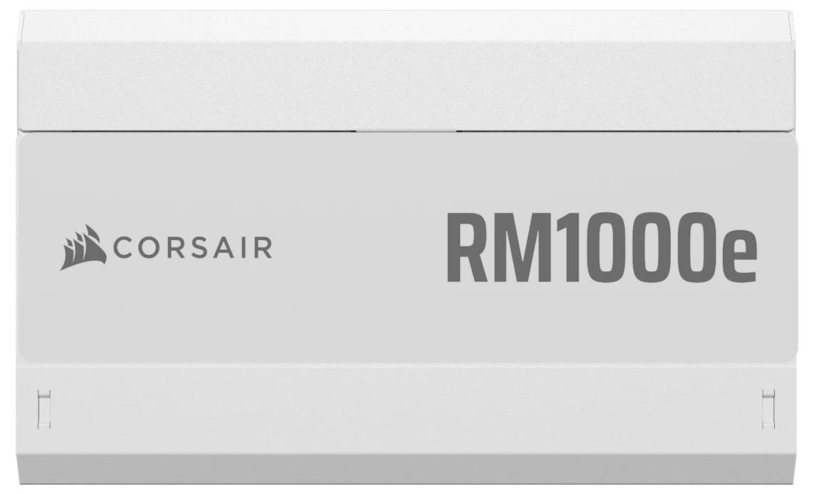 Napájecí zdroj 'Corsair RM1000e' s kapacitou 1000 wattů, zobrazený z horního pohledu, bílé šasi s černým logem a názvem modelu na štítku.