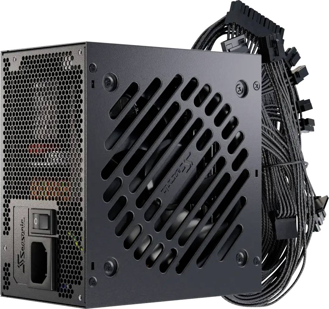 Zobrazena je počítačová napájecí jednotka s designem mřížkové ventilace. Několik kabelů je zvázkováno a připojeno pro napojení různých komponentů.