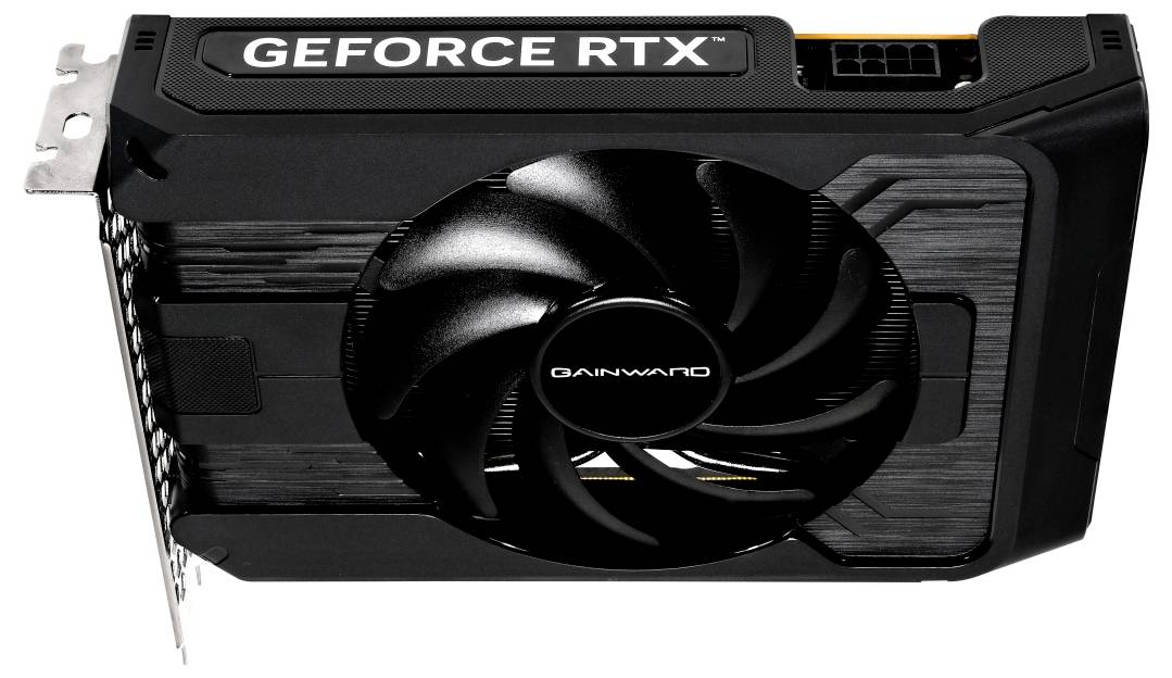 Černá grafická karta označená štítkem 'GEFORCE RTX' s velkým ventilátorem a brandingem 'GAINWARD'.