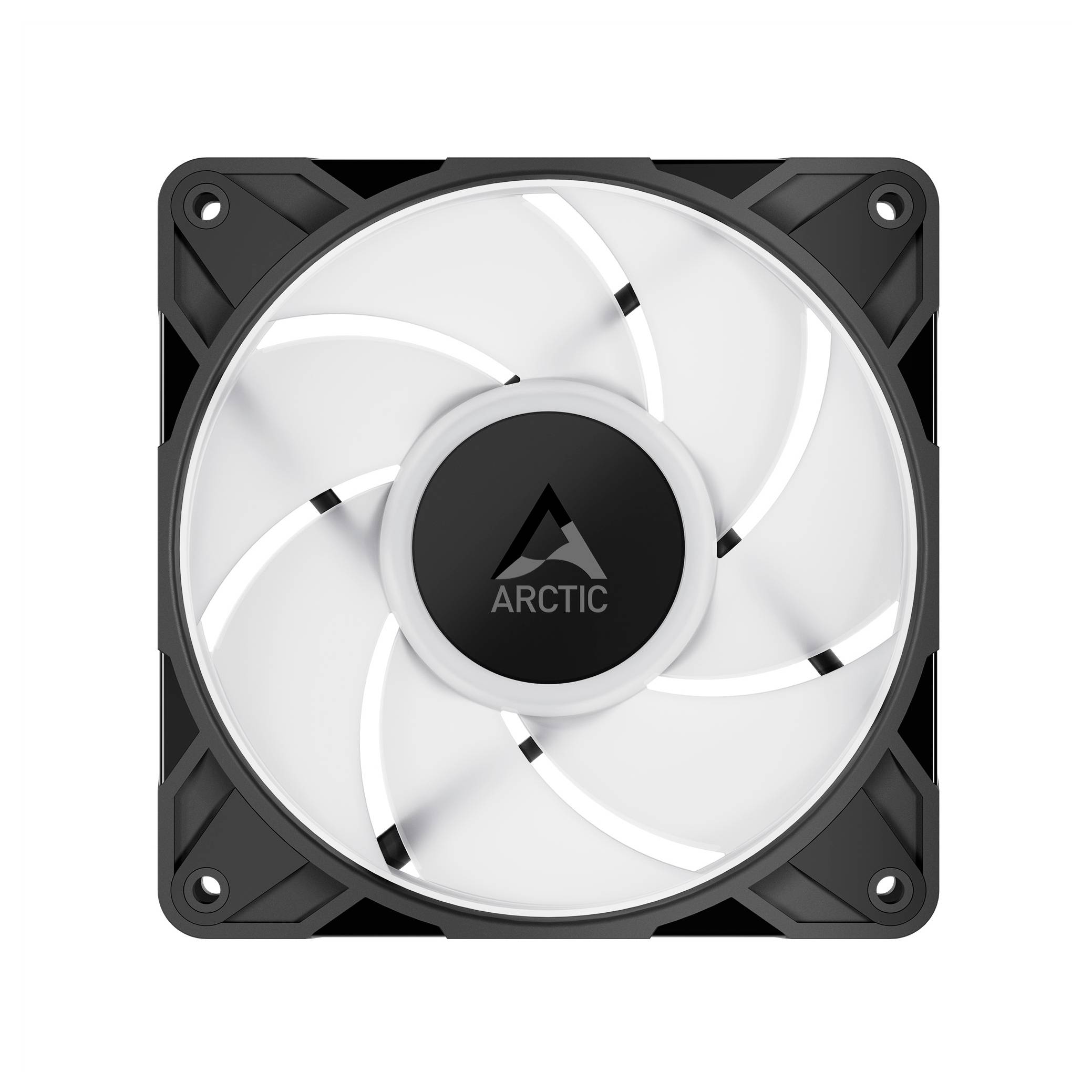 Bílý chladicí ventilátor s zakřivenými lopatkami umístěný v černém rámu. Střed obsahuje logo 'ARCTIC', které značí značku.