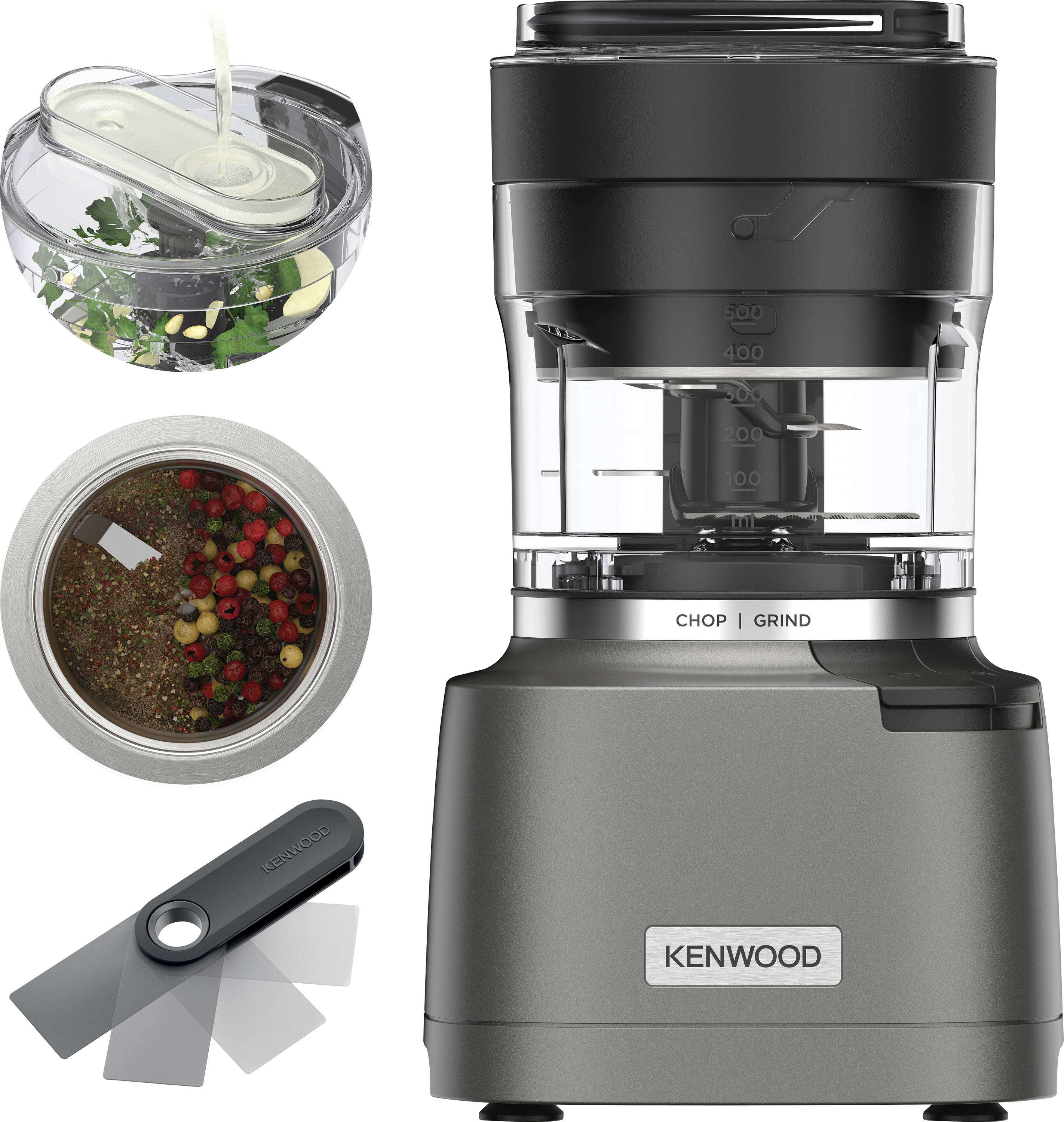 Sada kuchyňských spotřebičů: obsahuje mixér Kenwood označený 'SEKÁNÍ' a 'MLETÍ', nádobu s nakrájenými ingrediencemi, směs koření a příslušenství s dvojitým ostřím.