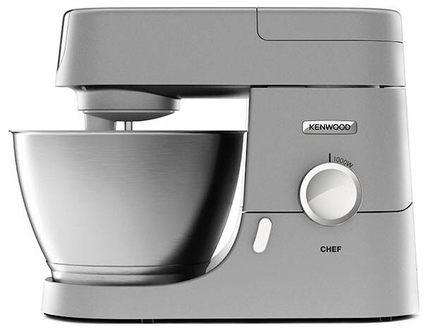 Stříbrný kuchyňský mixér značky Kenwood s velkou kovovou mísou a ovládacím knoflíkem na straně.