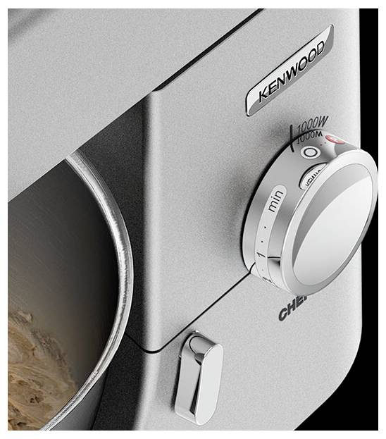 Detail záběru kuchyňského mixéru Kenwood s nerezovou mísou, kde je ovládací otočný volič nastaven na minimum. Mixér je označen názvem 'Chef'.