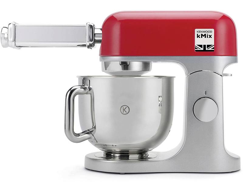 Červený a stříbrný kuchyňský robot se nerezovou mísou, označený 'Kenwood kMix', určený pro přípravu potravin.