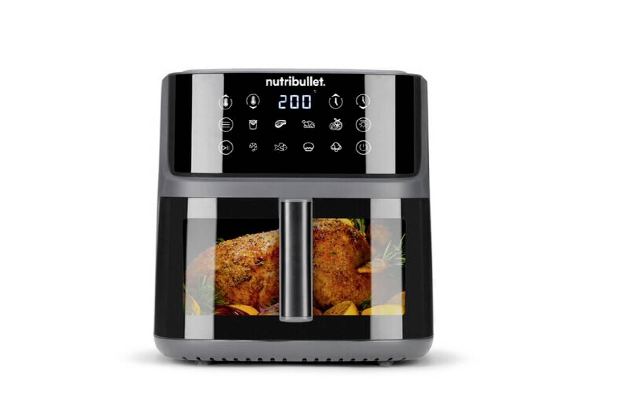Moderní horkovzdušná fritéza s digitálním ovládacím panelem nastaveným na 200°C. Uvnitř je přes sklo vidět kořeněný pečený kuřecí pokrm s kousky zeleniny.