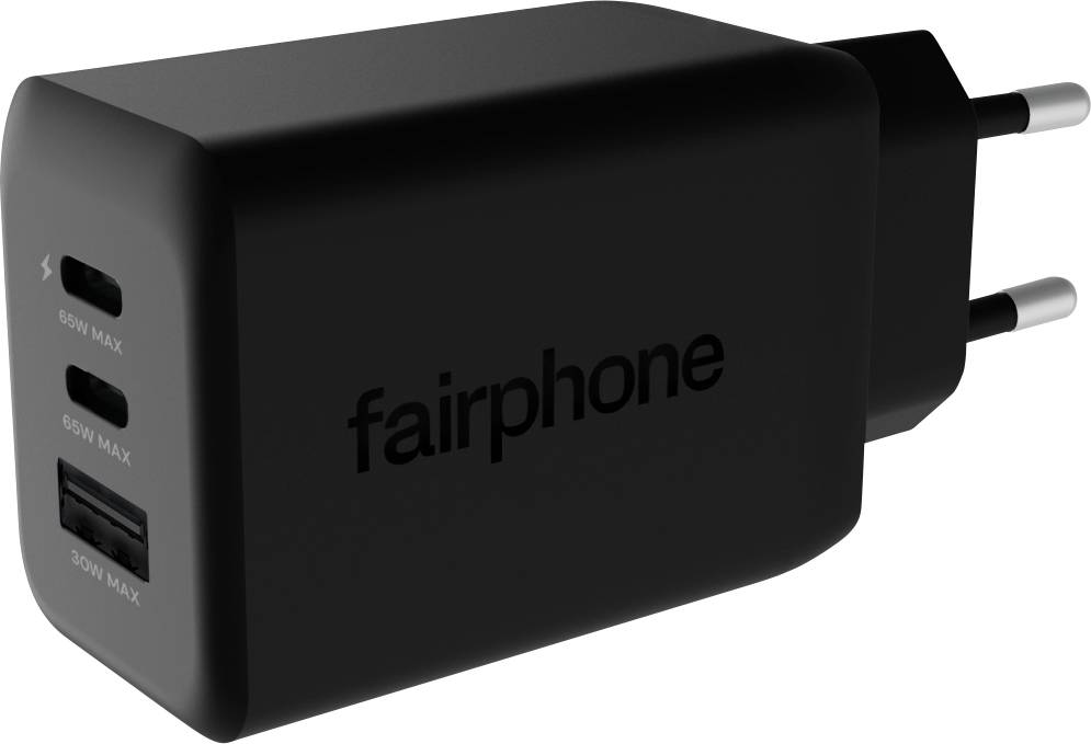 Černá nabíječka Fairphone s dvěma porty USB-C označenými '65W Max' a jedním portem USB-A označeným '30W Max', zobrazená z bočního úhlu.