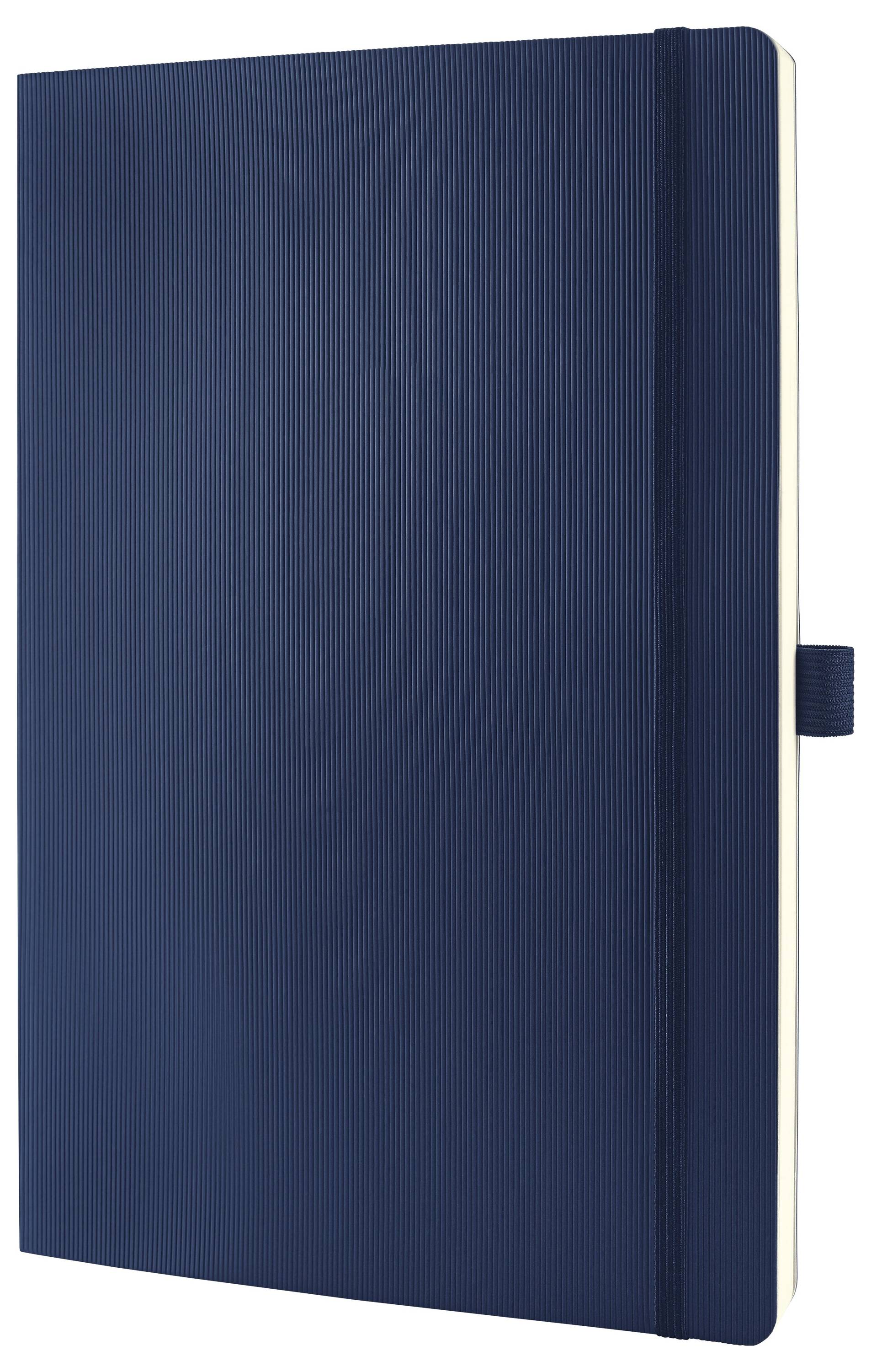 Uzavřený tmavě modrý notes se sponkou a poutkem na pero po straně. Obal má jemný strukturovaný design.