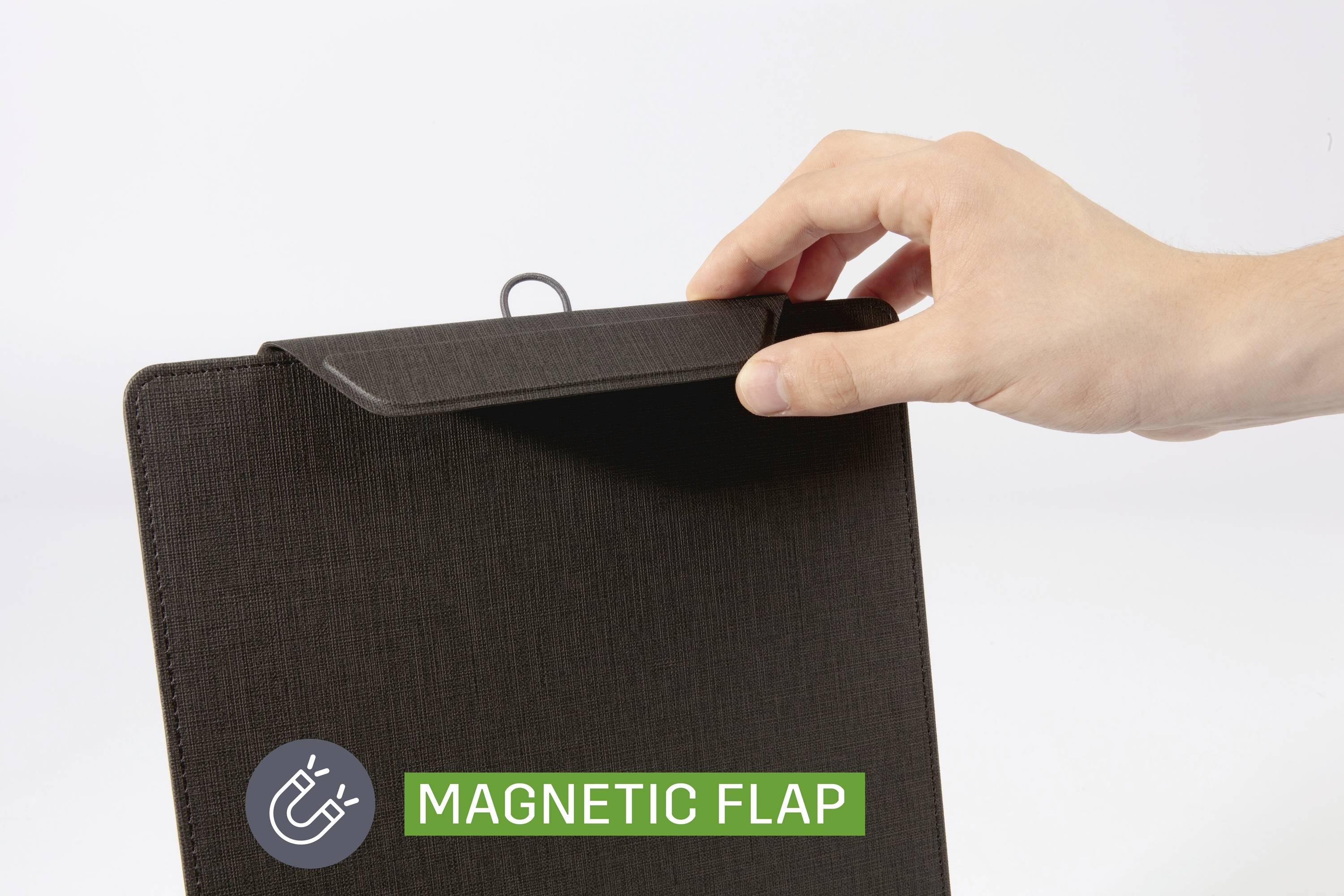 Ruka zvedá magnetickou klapku na tmavě barevném pouzdře a ukazuje její funkčnost. Štítek uvádí nápis „MAGNETICKÁ KLAPKA" s ikonou magnetu.