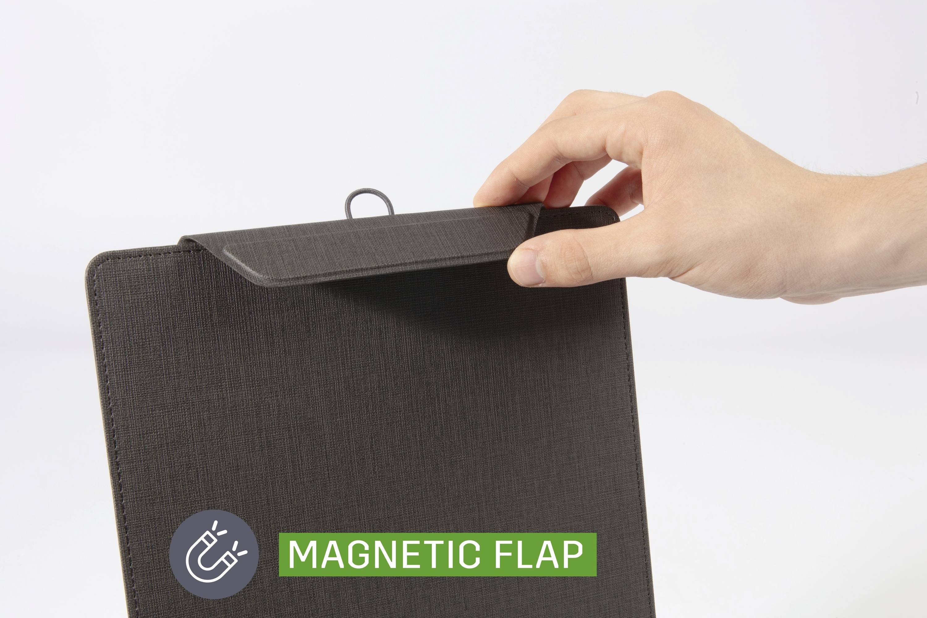 Ruka otevírá magnetickou chlopeň na tmavém obalu knihy. Ikona a text 'MAGNETICKÁ CHLOPEŇ' zvýrazňují tuto funkci.