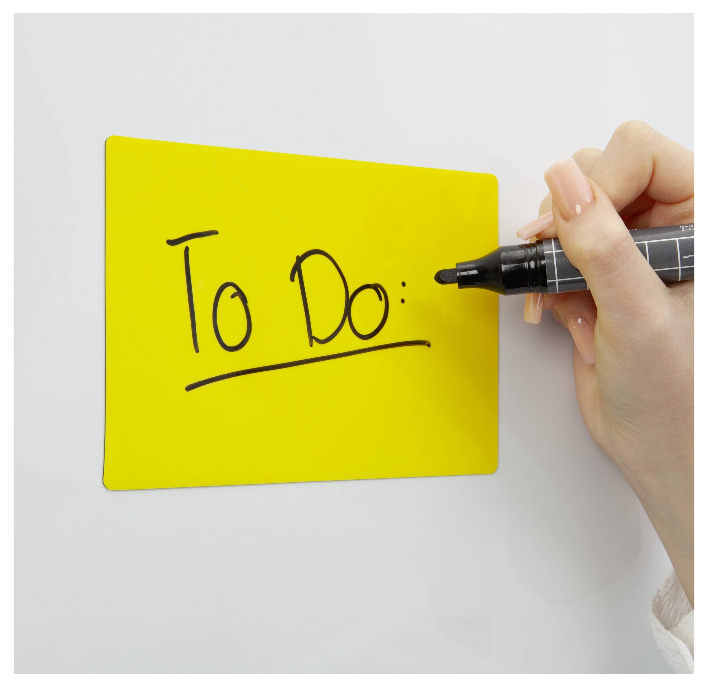 Ruční psaní "To Do:" na žlutou lepicí poznámku černým fixem.