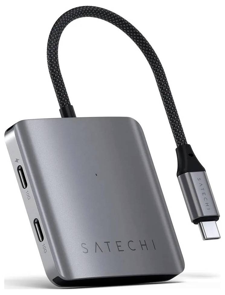 Stříbrný rozbočovač Satechi s USB-C s dvěma porty, připojený k USB-C kabelu.