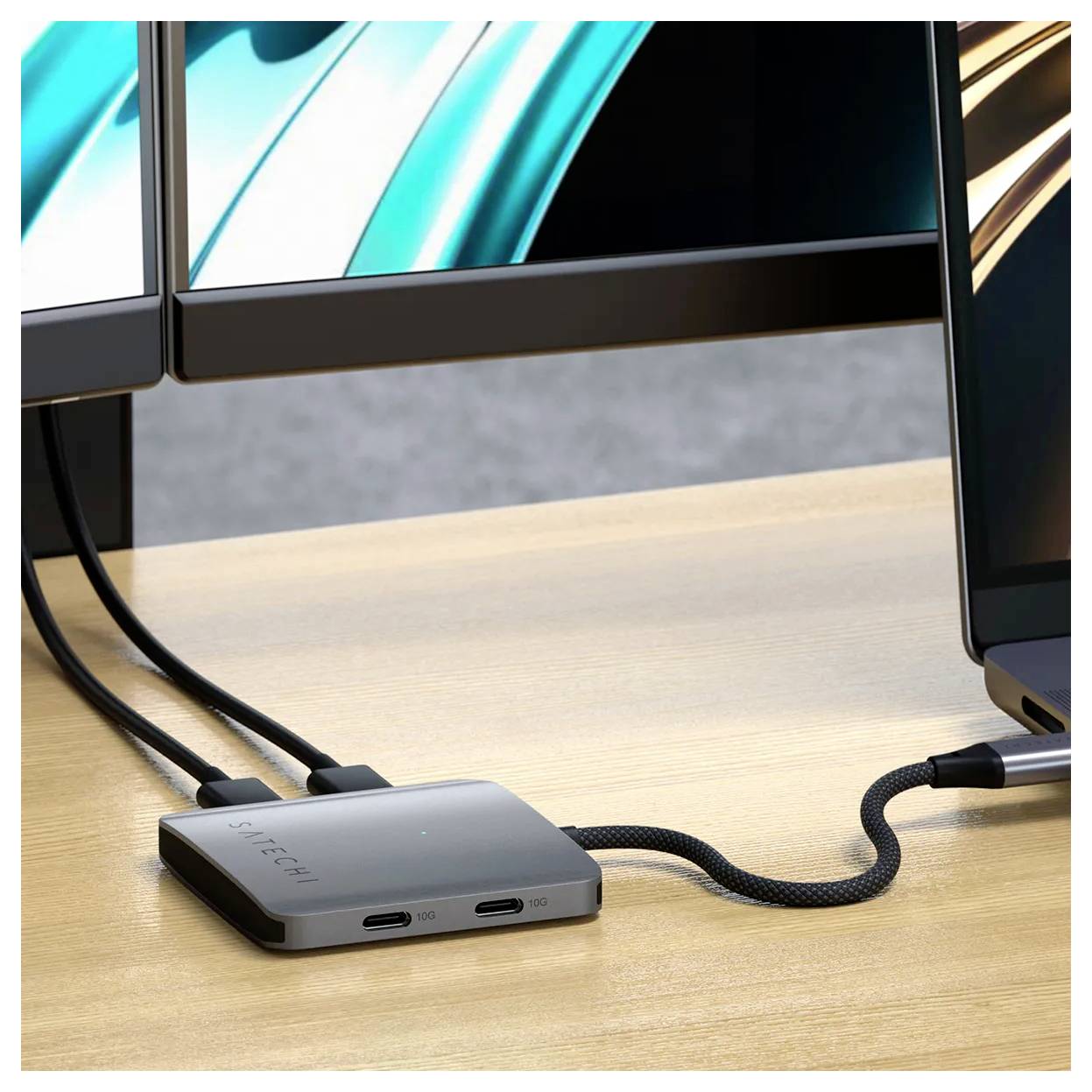 Elegantní dokovací stanice propojuje dva monitory a notebook na dřevěném stole a zdůrazňuje své využití pro efektivní připojení více zařízení.