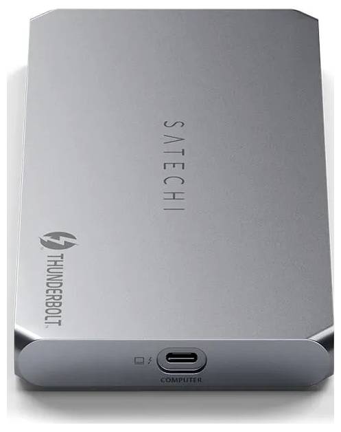 Elegantní externí pevný disk Satechi Thunderbolt se stříbrným povrchem, který má na přední straně port USB-C označený jako "COMPUTER".