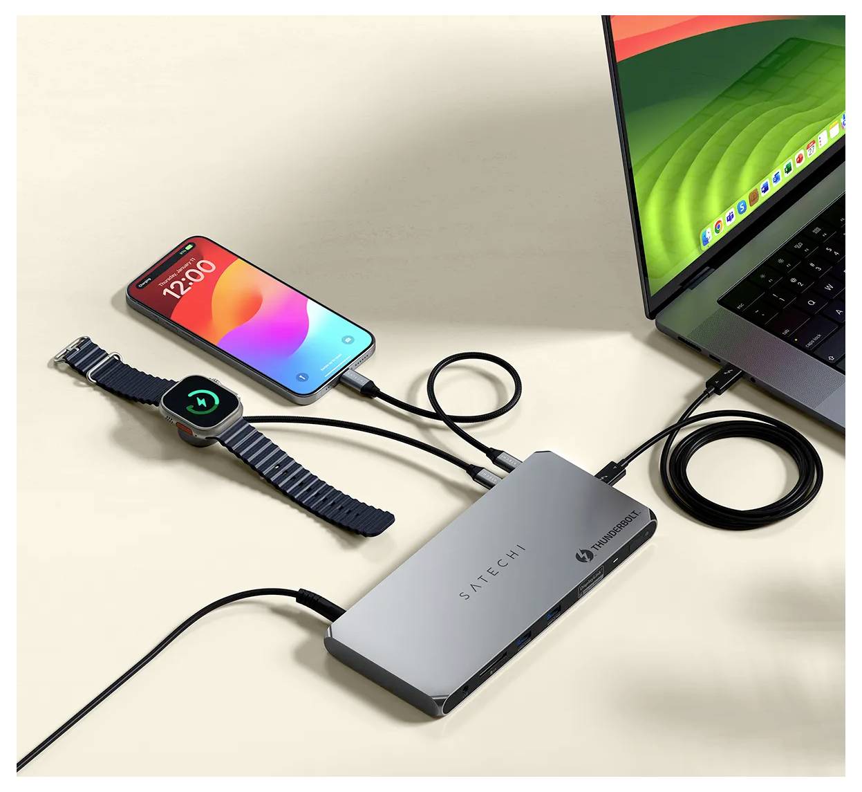 Nabíjecí rozbočovač propojuje laptop, smartphone a chytré hodinky, čímž ilustruje pohodlné nabíjení více zařízení pomocí jediného příslušenství.