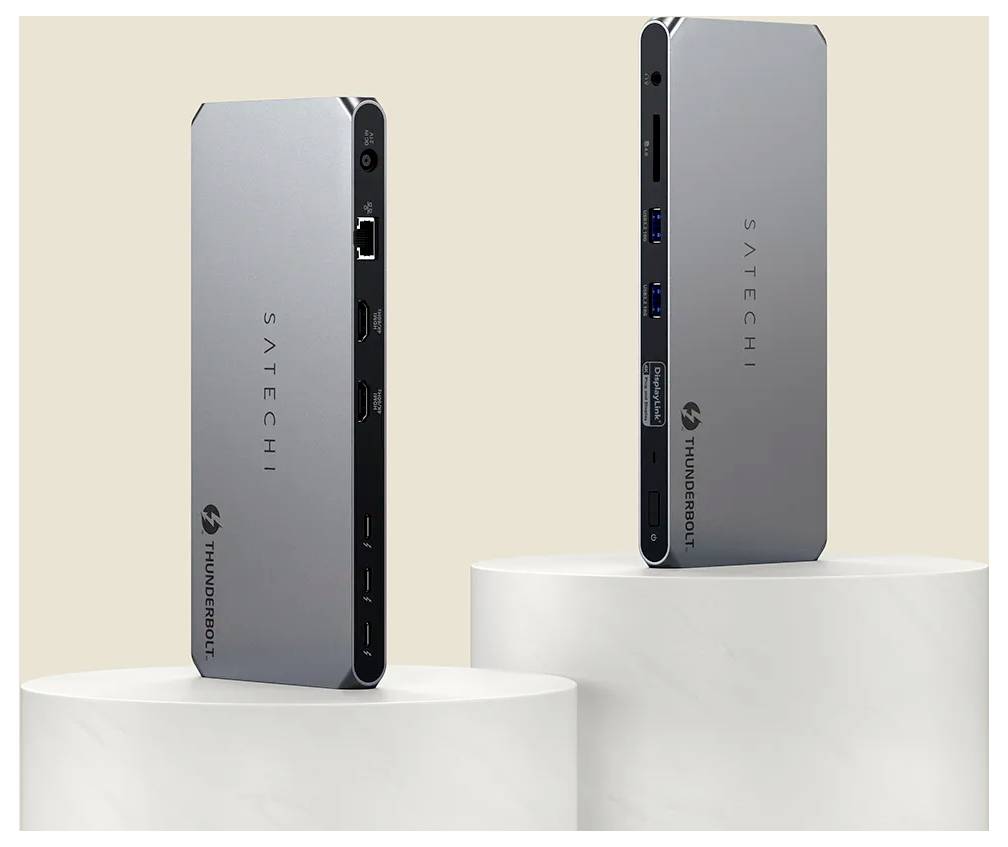 Dva dokovací stanice Satechi Thunderbolt umístěné na kulatých podstavcích, zvýrazňující USB porty a ethernetové připojení, na neutrálním pozadí.