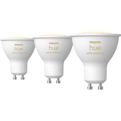 Tři chytré žárovky Philips Hue s bílým ambientním osvětlením se základnou GU10, zobrazené zleva doprava, zdůrazňující jejich design a značku.