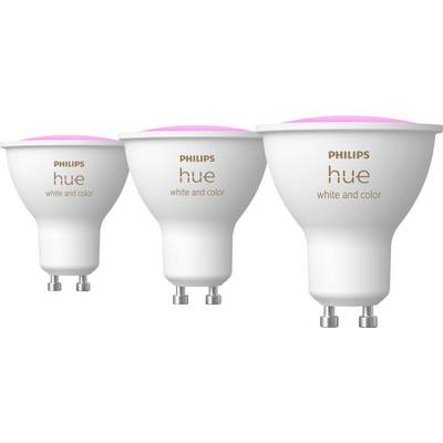 Tři chytré žárovky Philips Hue v bílém a barevném provedení se základnou GU10, zobrazené s růžovým světlem nahoře, které se liší velikostí zleva doprava.