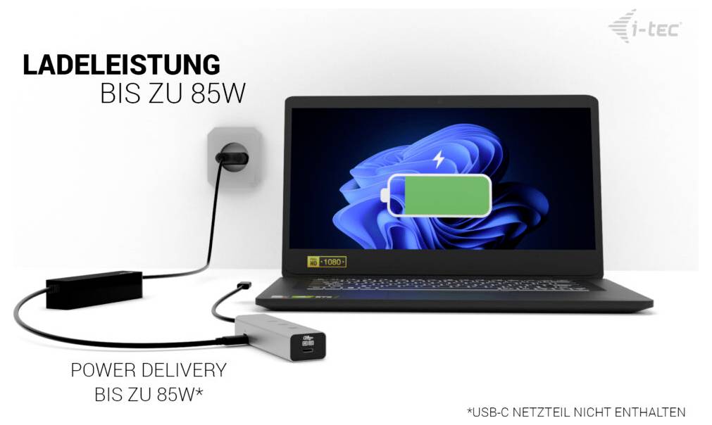Notebook připojený k elektrické zásuvce se nabíjí s nápisem 'Nabíjecí výkon až 85W'. Napájecí adaptér zobrazuje 'Power Delivery až 85W*'.