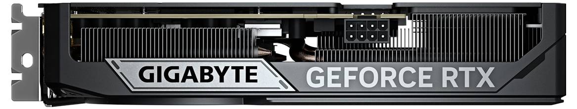 Detailní boční pohled zblízka na grafickou kartu Gigabyte GeForce RTX, zobrazující chladicí žebra, napájecí konektory a značení na krytu.