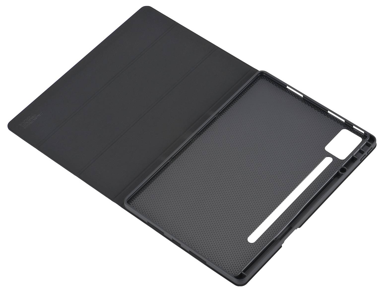 Černý otevřený obal na tablet s texturovaným vnitřkem, navržený pro uchycení a ochranu obdélníkového tabletu, zobrazený z úhlu.