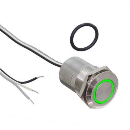 Kovové tlačítko se spínačem se zeleným LED prstencem, připojené černým a červeným vodičem, s těsnicím O-kroužkem, typicky používané v elektronice.