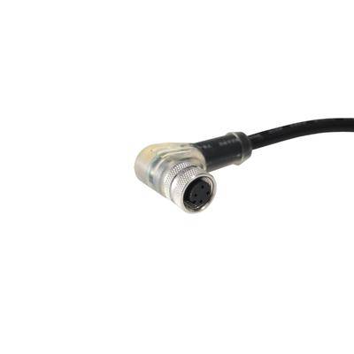 Černý audio kabel s průhlednou koncovkou je zobrazen na čistě bílém pozadí.