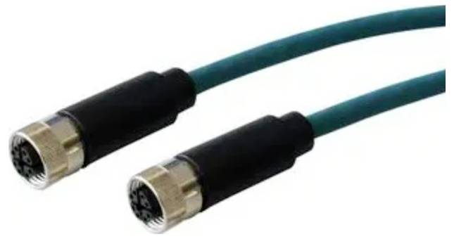 Modrošedý kabel s černými a stříbrnými konektory na každém konci, připomínající AV nebo počítačový konektor, na bílém pozadí.