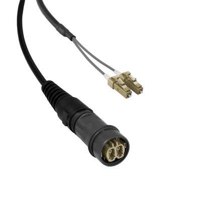 Černý optický kabel s pogumovaným konektorem na jednom konci a dvěma menšími konektory na druhém konci, určený pro spolehlivý přenos dat.