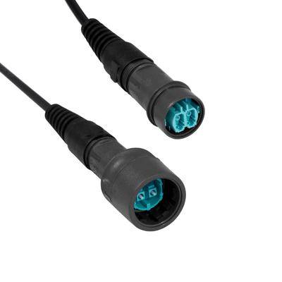 Dva černé a modré elektrické konektory, zobrazené z mírně odlišných úhlů, na bílém pozadí.