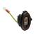 Černý kruhový montážní ethernetový konektor s připojeným žluto-zeleným uzemňovacím vodičem a červenou kroužkovou svorkou.