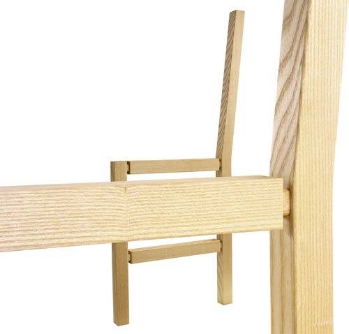 Detailní záběr rámu dřevěné židle ze světlého dřeva, zobrazující zadní nohy, podporu sedáku a část struktury opěradla.