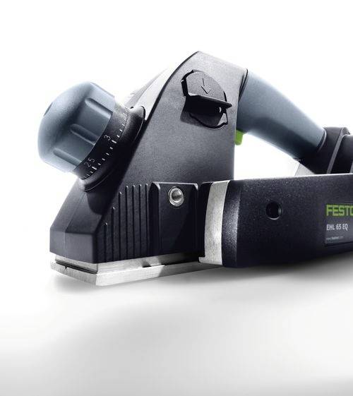 Ruční elektrický hoblík s nastavitelným číselníkem hloubky a ergonomickou rukojetí, určený pro vyhlazování dřevěných povrchů.