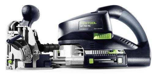 Nástroj Festool DF 700 EQ, používaný pro přesné dřevařské spojování, s různými nastavovacími knoflíky a pákami, umístěný v pracovním úhlu.