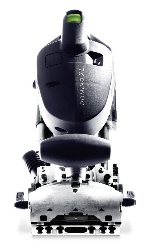 Černý a stříbrný mechanický nástroj, pravděpodobně elektrická pila nebo frézka, pohled zepředu, s viditelnými různými knoflíky a pákami.