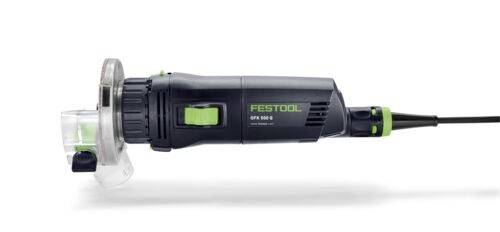 Fréza Festool OFK 500 Q je napájecí nástroj určený pro přesné dokončování hran, vyznačující se elegantním, ergonomickým držadlem a viditelnou měřicí stupnicí.