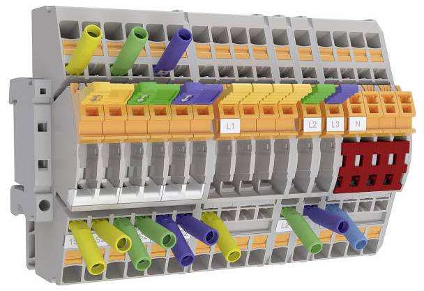 Elektrická svorkovnice s vodiči v různých barvách: zelená, modrá, žlutá a červená. Štítky označují připojení: 'L1', 'L2', 'L3', 'N'.