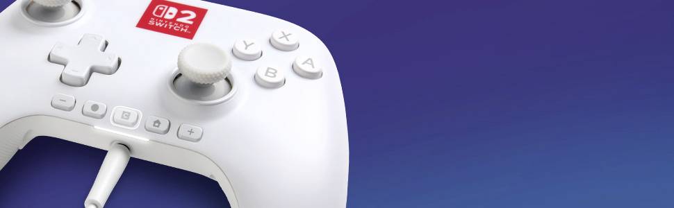 Bílý ovladač Nintendo Switch s popisem tlačítek leží na modrém pozadí, přičemž ukazuje svůj design a možnosti připojení.