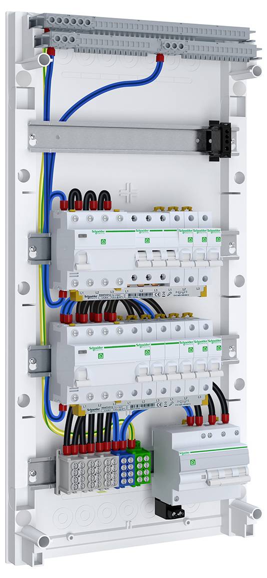 Otevřený elektrorozvaděč s jističi, kabelovými kanály, svorkovnicemi a starostlivě trasovanými kabely v barvách červené, modré, černé a žluto-zelené.