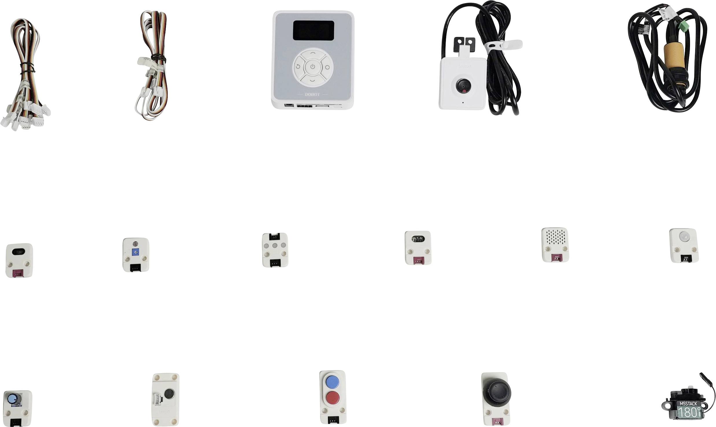 Různé elektronické komponenty uspořádané do řad, včetně kabelů, senzorů, řídicí jednotky a konektorů, používané pro robotické nebo elektronické projekty.