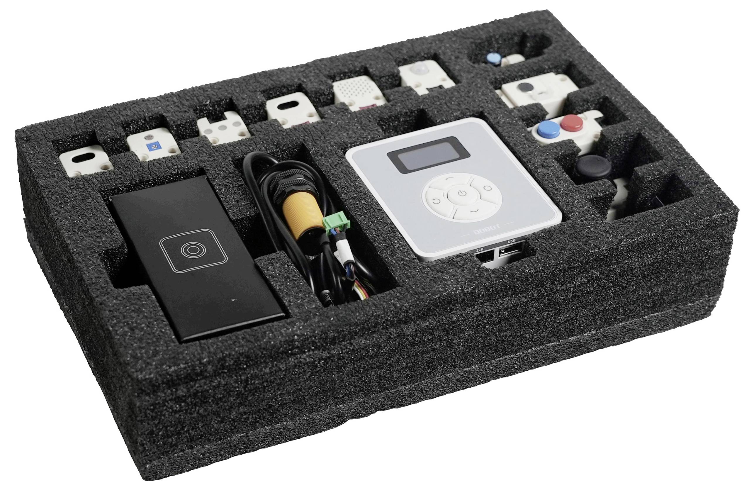 Pěnový podnos drží elektronické komponenty, včetně ovládacího panelu, kabeláže a konektorů, uspořádané pečlivě pro balení nebo montáž.