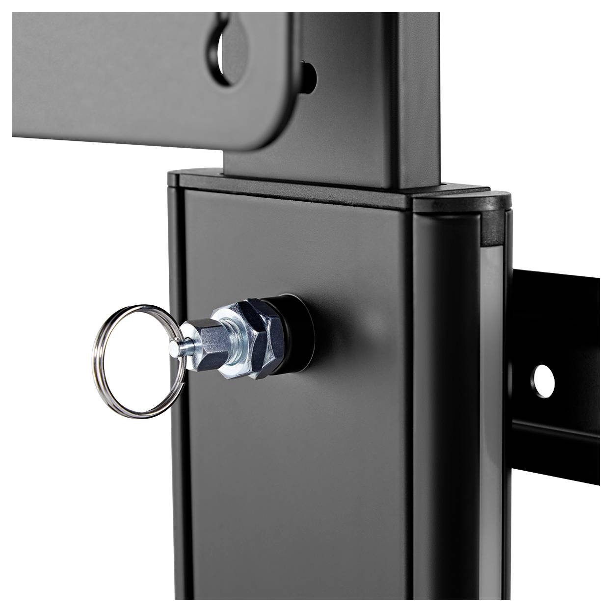 Detailní snímek černého ocelového rámu se spojem svařovaným pomocí šroubů a kovovým čepem zajištěným kroužkem, který je součástí větší konstrukční sestavy.