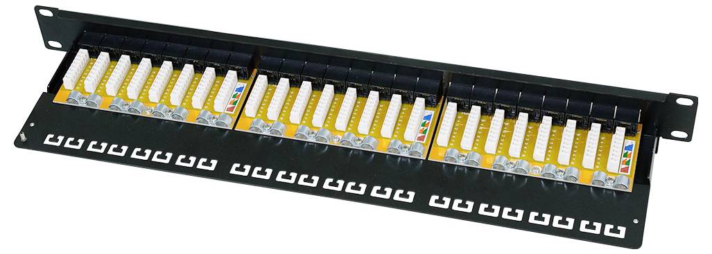 Síťový patch panel zobrazující více portů s barevně kódovaným kabeláží pro organizaci a propojování ethernetových kabelů v datových centrech.