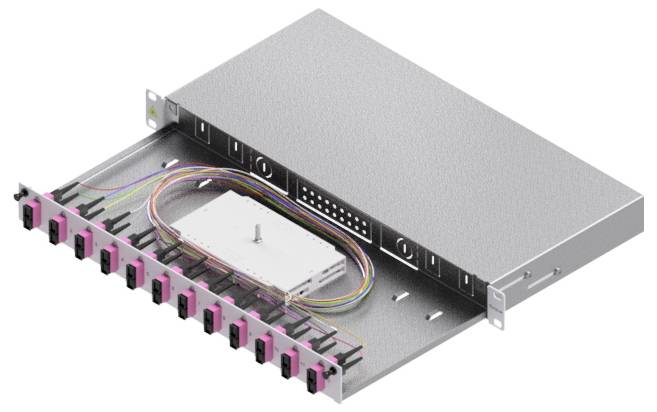 Otevřený optický patch panel s několika růžovými konektory a organizovanými kabely, zobrazující jeho vnitřní rozvržení a strukturu.