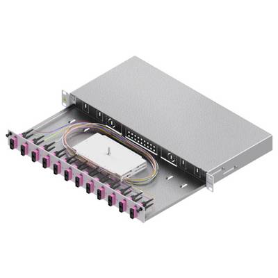 Otevřený optický patch panel s několika růžovými konektory a organizovanými kabely, zobrazující jeho vnitřní rozvržení a strukturu.