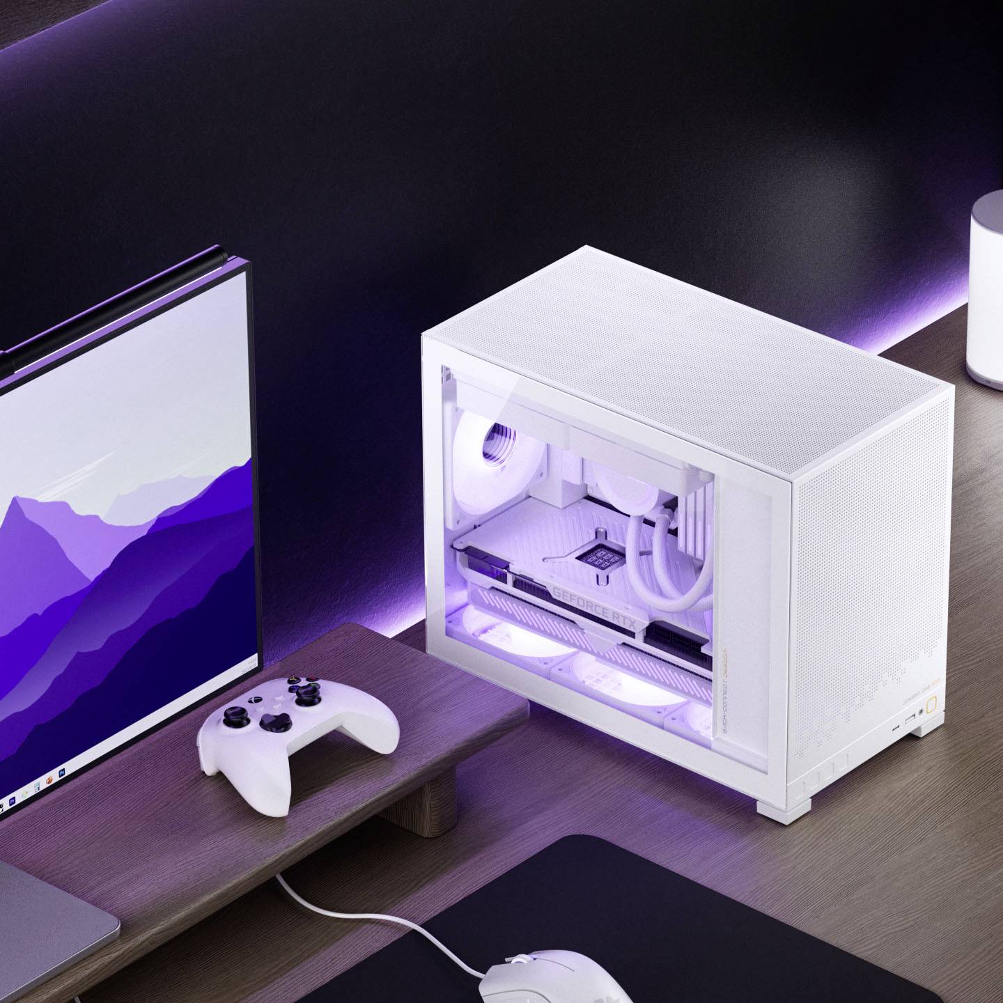 Bílý stolní počítač s LED osvětlením po stranách stojí na čistém stole vedle monitoru zobrazujícího fialovou horskou grafiku a herního ovladače.