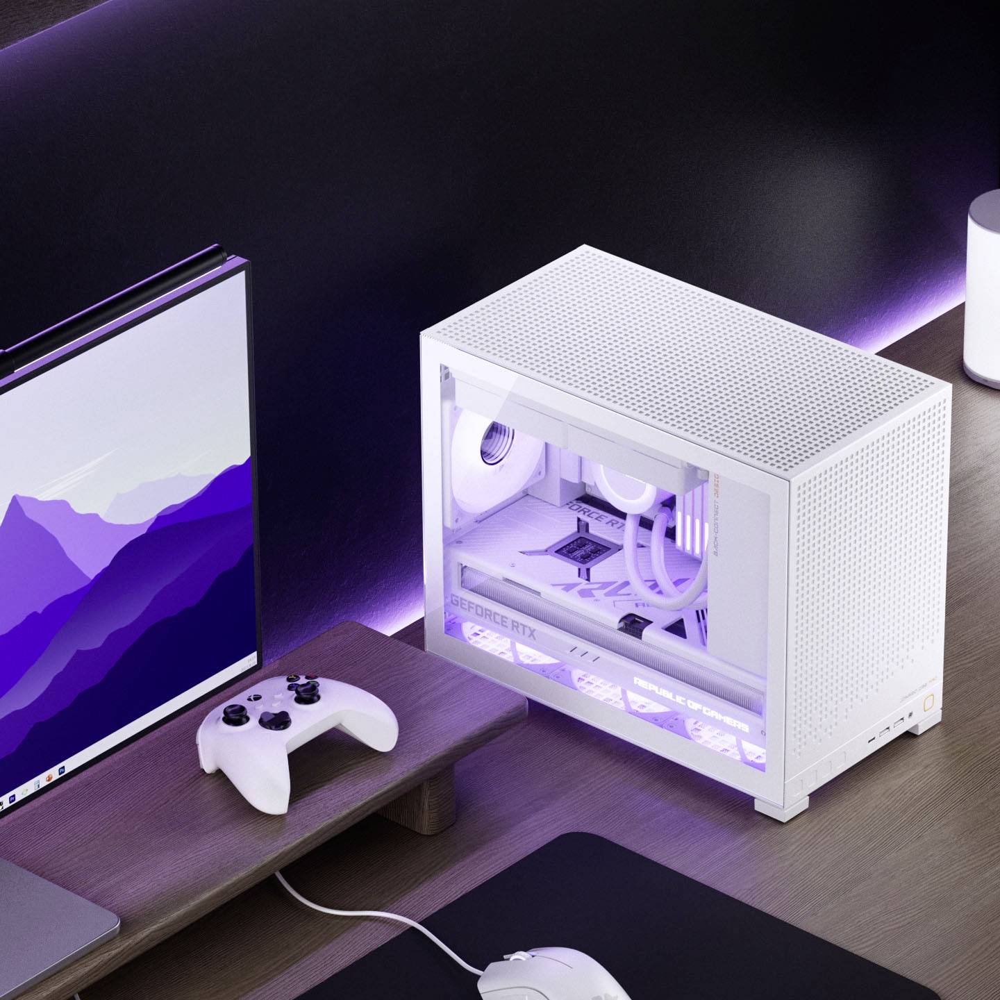 Elegantní PC sestava s bílým herním počítačem s fialovými akcenty, monitorem zobrazujícím tapetu s horskou krajinou, bílým herním ovladačem a sluchátky na minimalistickém dřevěném stole.